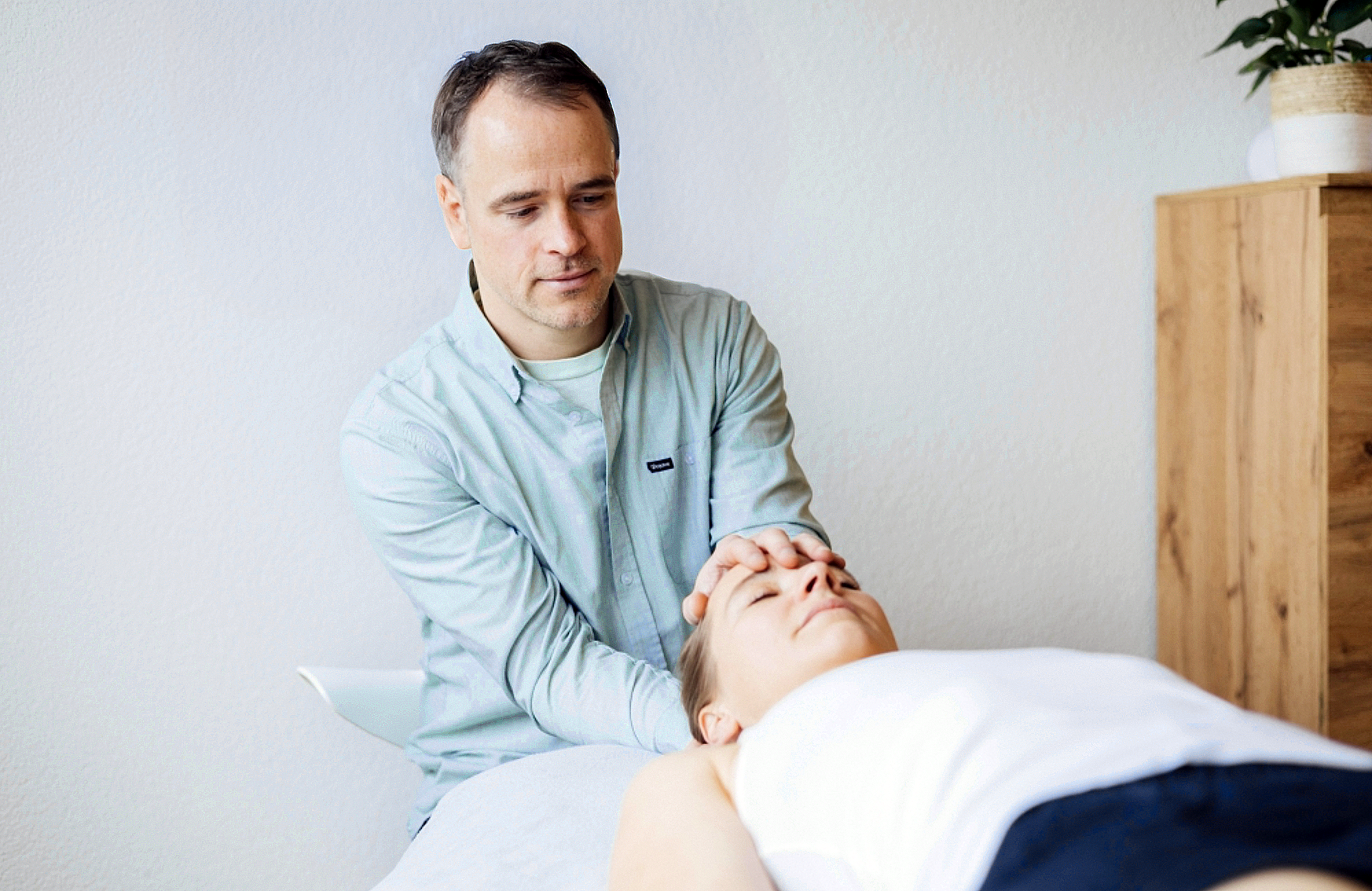 Sebastian Schulze Osteopathe bei einer Behandlung einer Patientin