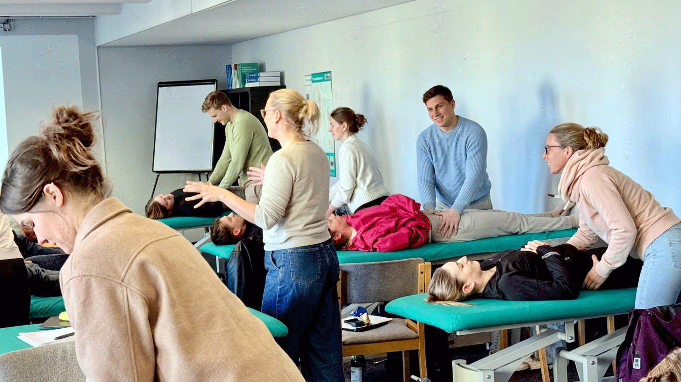 College Sutherland Seminarraum mit Dozentin und Auszubildenden während einer Praxisübung Osteopathie
