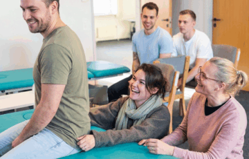 Osteopathie Ausbildung und Studium College Sutherland Hamburg, Berlin und Stuttgart Schüler und Schülerinnen im Ausbildungssetting im Institut