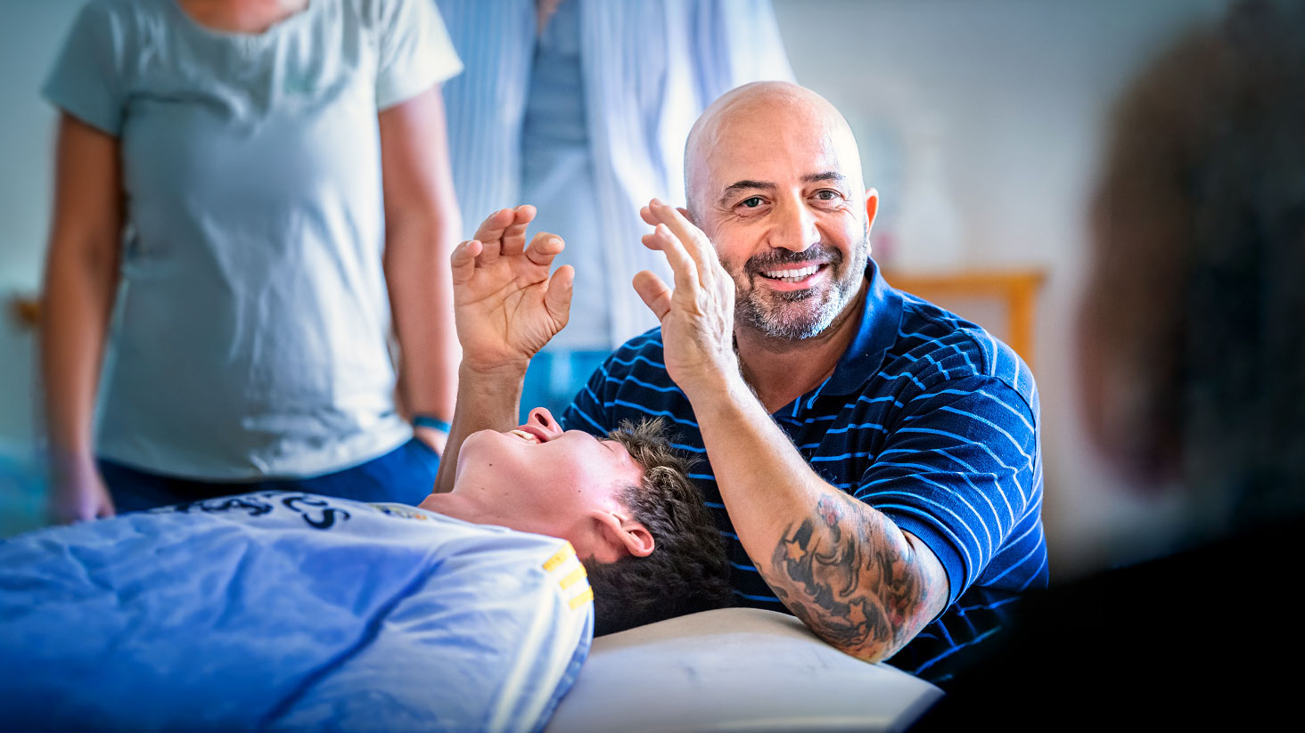 College Sutherland Seminarraum mit Dozentin und Auszubildenden während einer Praxisübung Osteopathie